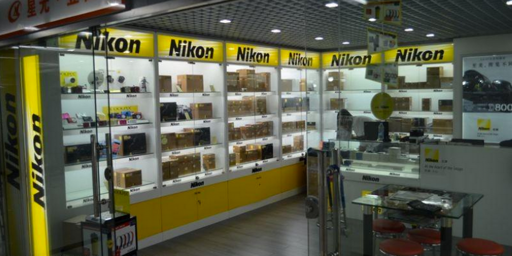 ニコン売り場。と言ってもNIKON社が運営する店舗ではなくて、NIKONCHINA社から販売許可を得た会社が運営しています。特に1Fは販売許可書を持っている店舗が多いのが特徴です。その代わり、淘宝網や2Fより値段が高いのが特徴です。